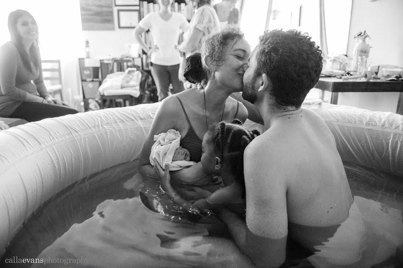 Чудо рождения, новорождённые дети, женщины со своими детьми, только что родившие женщины