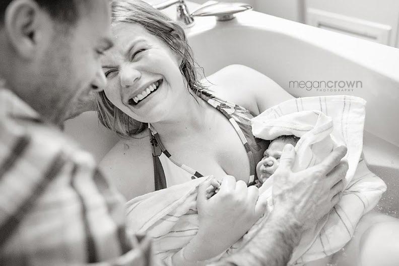 Чудо рождения, новорождённые дети, женщины со своими детьми, только что родившие женщины