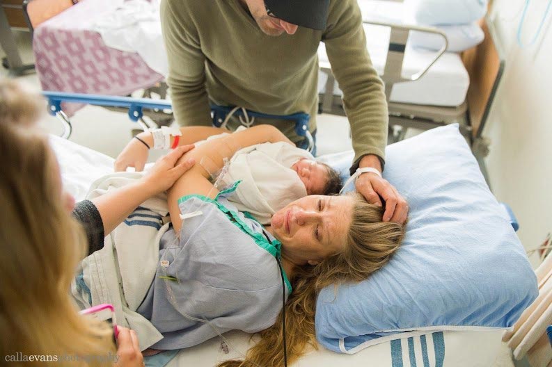 Чудо рождения, новорождённые дети, женщины со своими детьми, только что родившие женщины