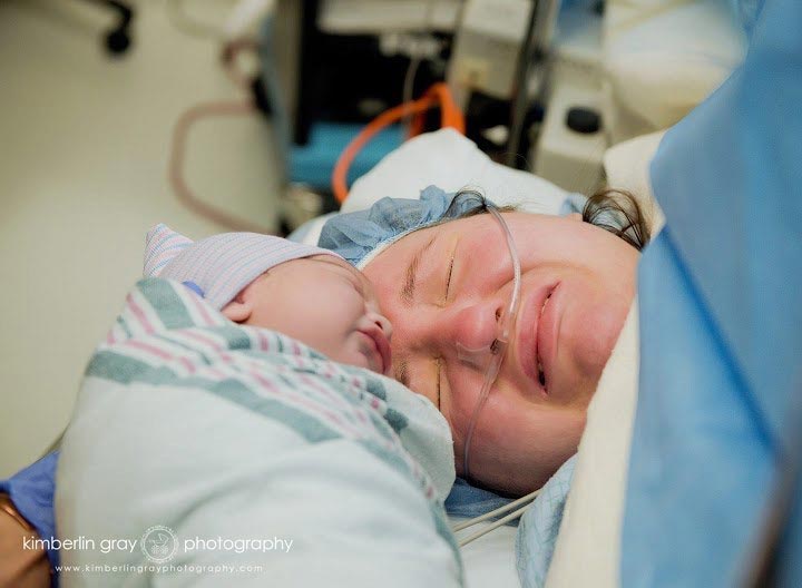 Чудо рождения, новорождённые дети, женщины со своими детьми, только что родившие женщины