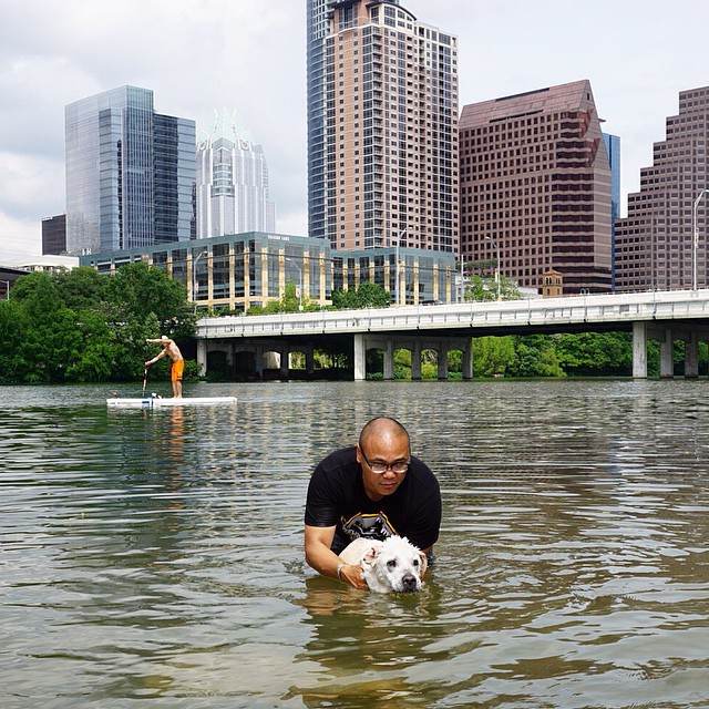 poh the dog? парень отправился в путешествие с больной собакой, собака По
