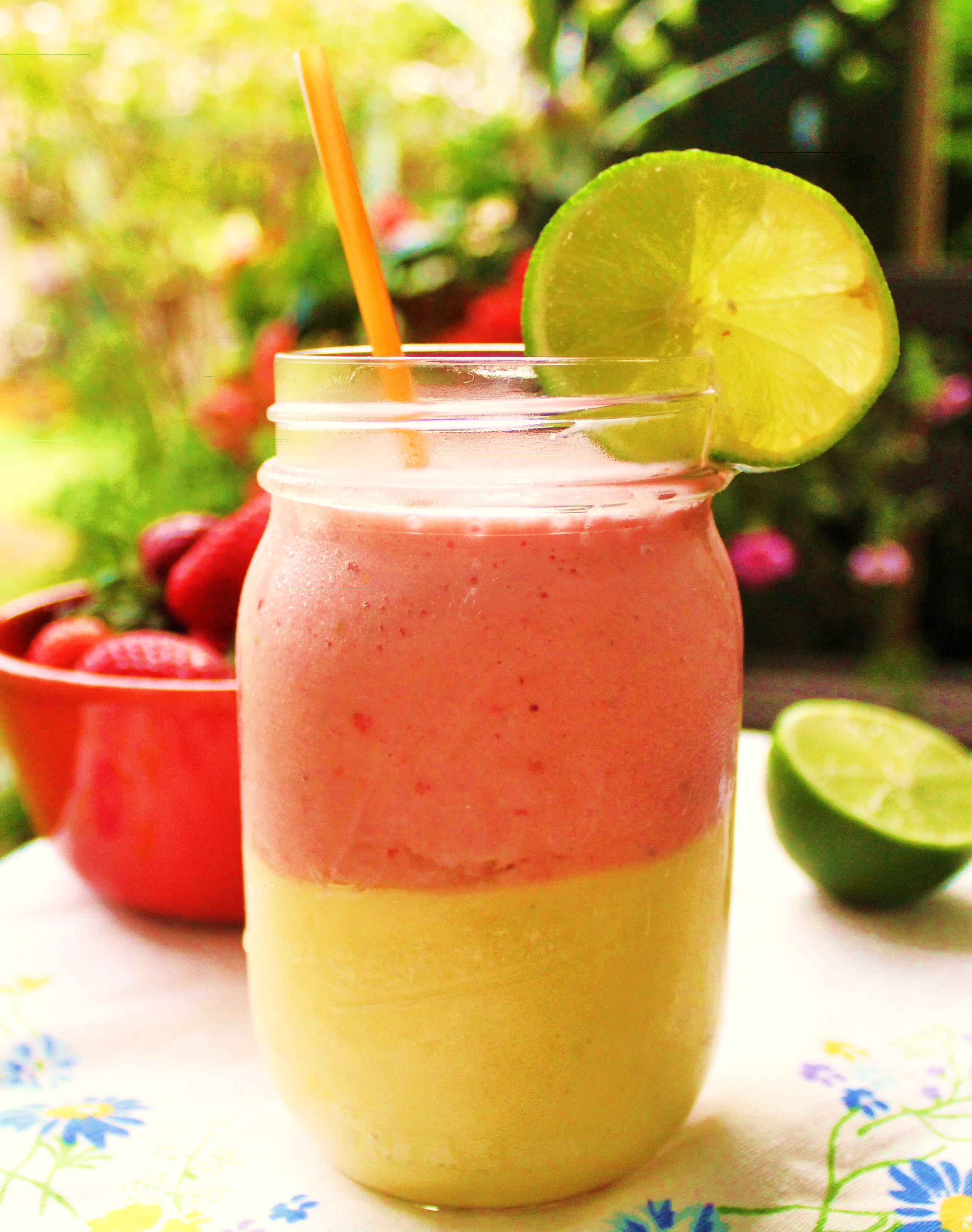 Фруктовый смузи. Smoothie Mango-Strawberry. Манго Тини коктейль. Коктейль с фруктами.