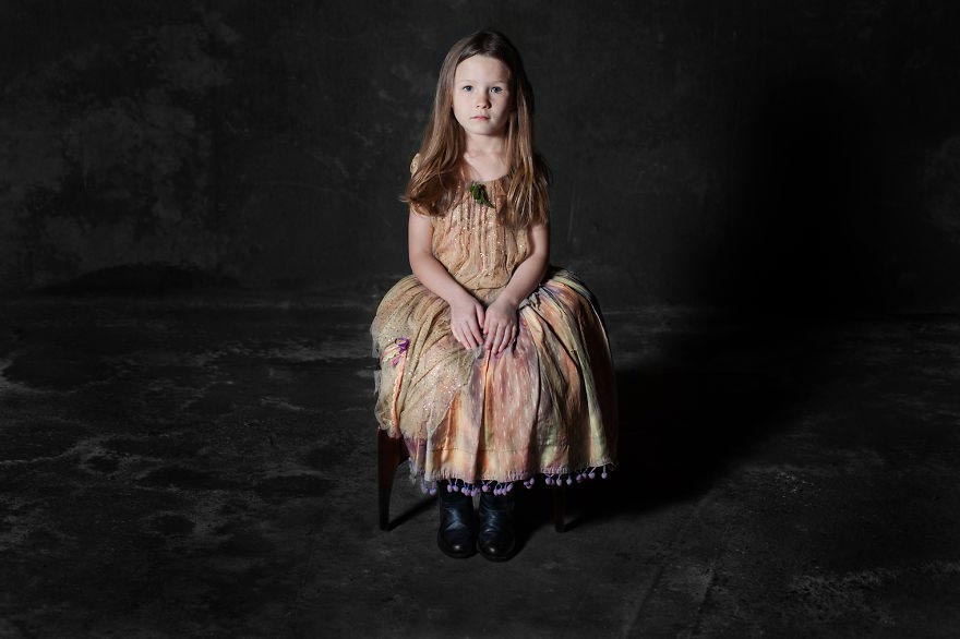 люди похожие на стулья, ожившая рухлядь, Хория Манолаке, Horia Manolache, стулья были людьми