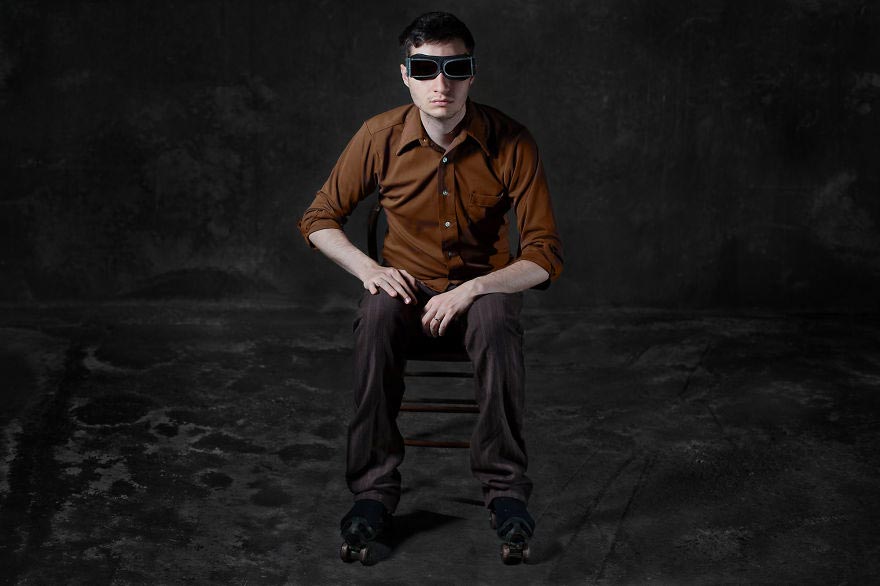 люди похожие на стулья, ожившая рухлядь, Хория Манолаке, Horia Manolache, стулья были людьми