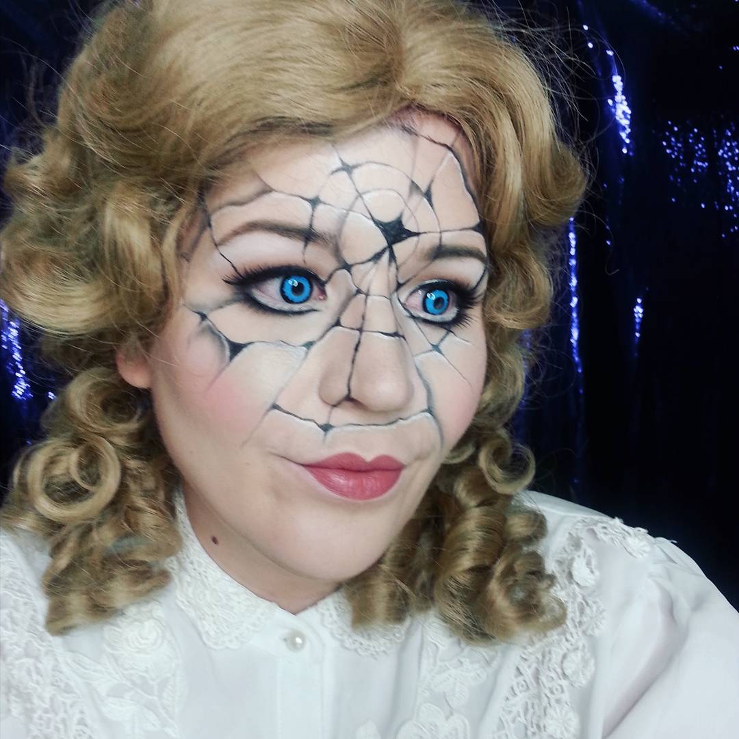 Энджи Девис – девушка способная перевоплотиться в кого угодно при помощи макияжа Энджи Девис, визажист превращает себя в монстров