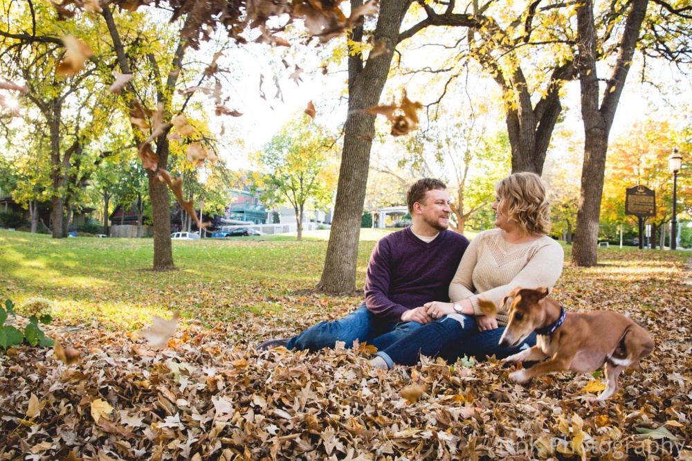 Такса испортила романтическую фотоссесию своих владельцев, такса зафотобомбила своих владельцев