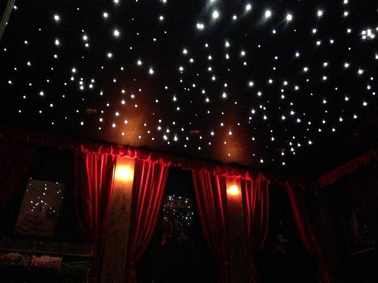 Парень построил сарай в саду и превратил его в настоящий мини-кинотеатр мини-кинотеатр, киносарайчик, маленький кинотеатр, кинотеатр своими руками, постройка кинотеатра, как построить маленький кинотеатр