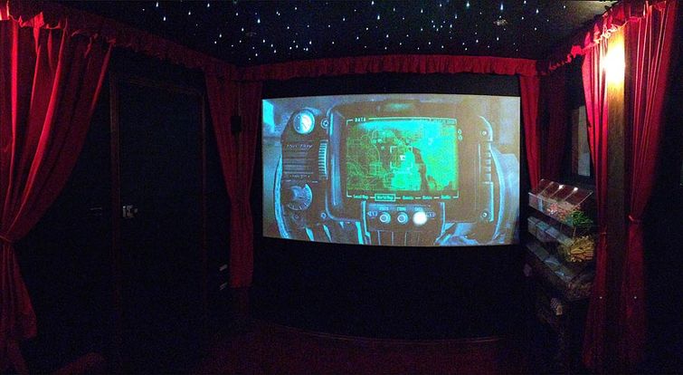 Парень построил сарай в саду и превратил его в настоящий мини-кинотеатр мини-кинотеатр, киносарайчик, маленький кинотеатр, кинотеатр своими руками, постройка кинотеатра, как построить маленький кинотеатр