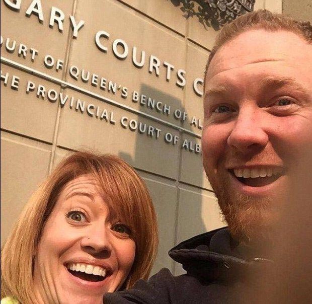 #divorceselfie, селфи после развода, фото сразу после развода, улыбаются после развода, счастливые фото после развода