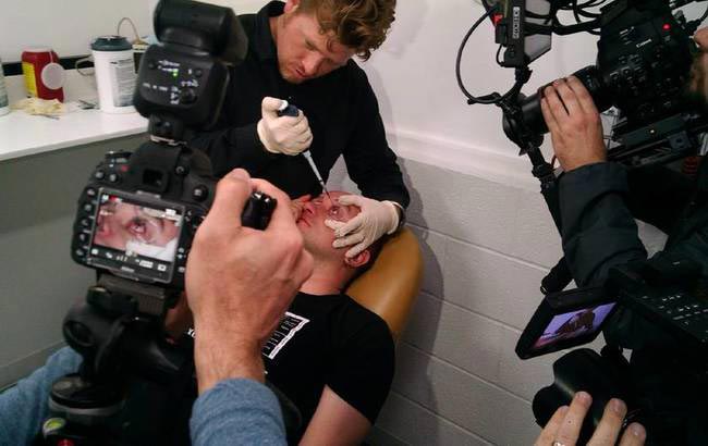 Настоящие биохакеры: теперь люди могут изменять свои глаза, чтобы лучше видеть в темноте Хлорин е6, Chlorin e6, СЕ6, улучшить ночное зрение, позволяет видеть в темноте, Габриэль Лисина, Gabriel Licina, эксперимент улучшение ночного зрения