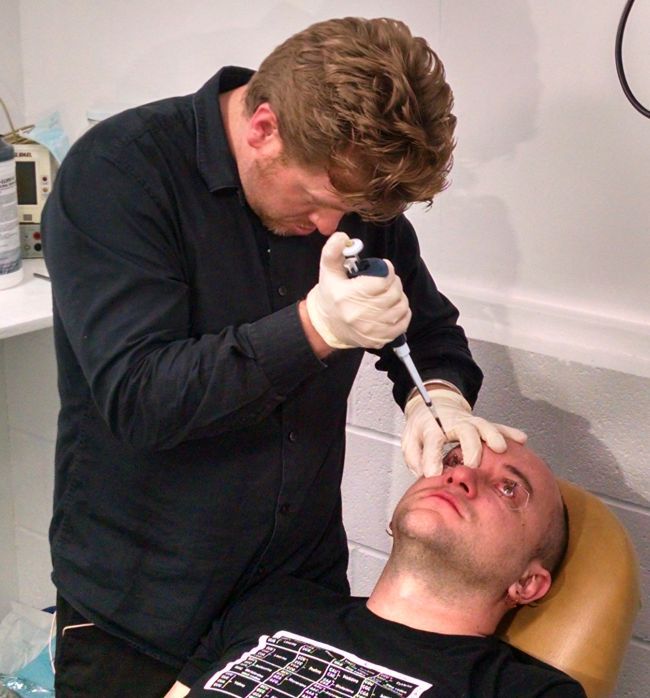 Настоящие биохакеры: теперь люди могут изменять свои глаза, чтобы лучше видеть в темноте Хлорин е6, Chlorin e6, СЕ6, улучшить ночное зрение, позволяет видеть в темноте, Габриэль Лисина, Gabriel Licina, эксперимент улучшение ночного зрения