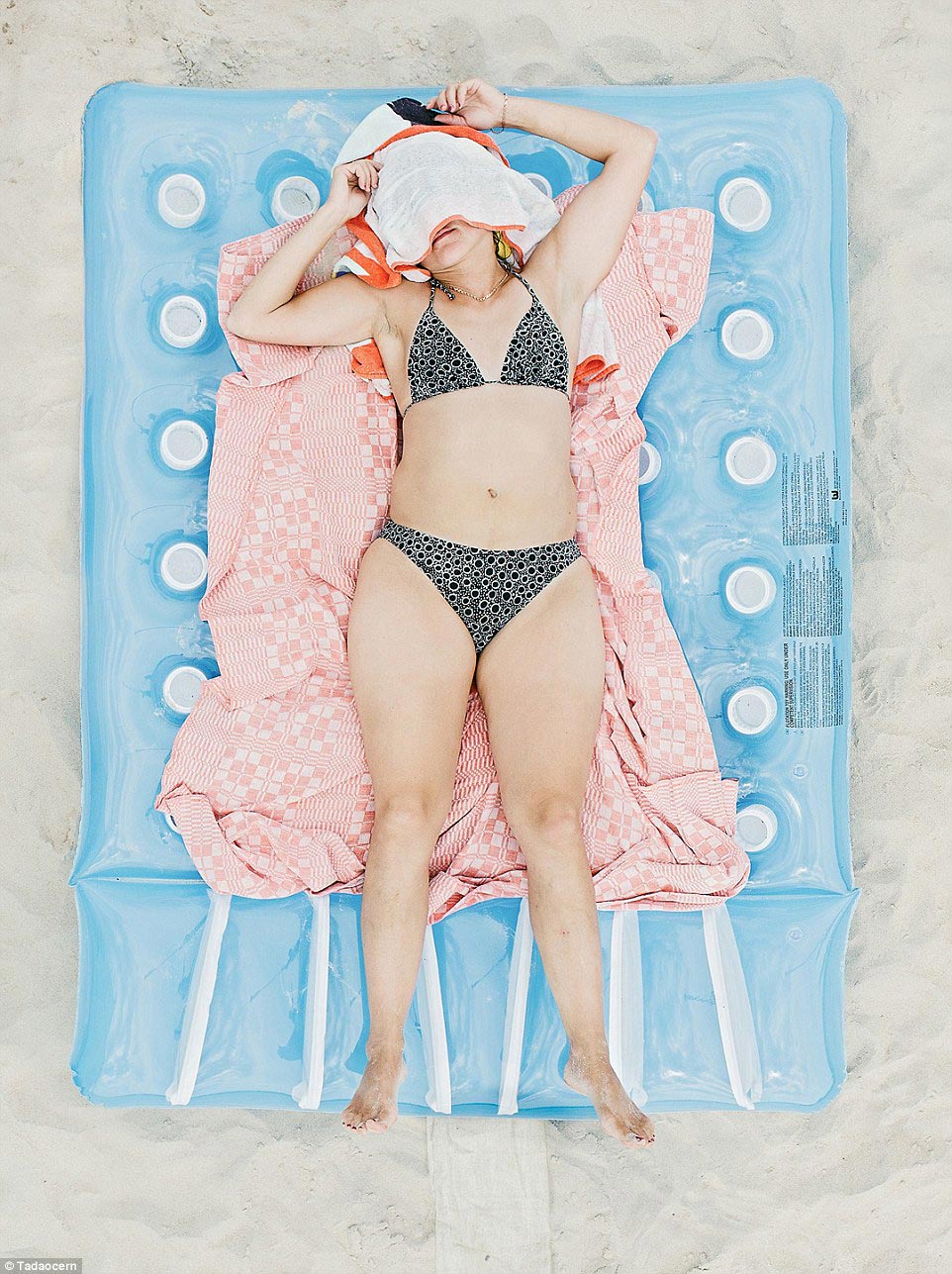 Comfort Zone Tadao Cern, зона комфорта тадао Церн, люди на общественном пляже