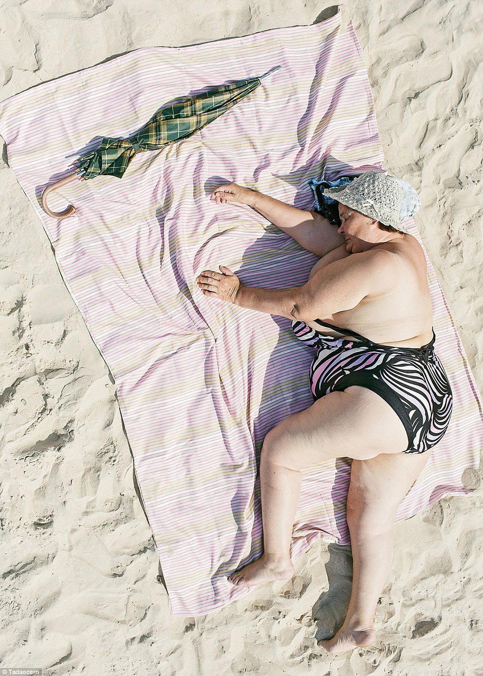 Пока спал на пляже. Уснула на пляже. Смешные загорающие на пляже.