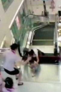 женщина провалилась в эскалатор, спасла ребенка провалилась в эскалатор, спасала ребенка затянул эскалатор
