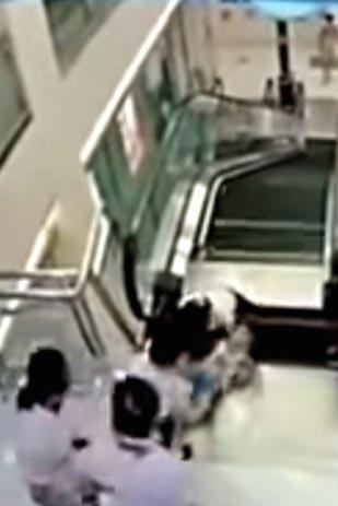 женщина провалилась в эскалатор, спасла ребенка провалилась в эскалатор, спасала ребенка затянул эскалатор