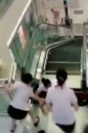 женщина провалилась в эскалатор, спасла ребенка провалилась в эскалатор, спасала ребенка затянул эскалатор