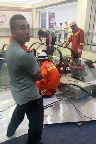 женщина провалилась в эскалатор, спасла ребенка провалилась в эскалатор, спасала ребенка затянул эскалатор