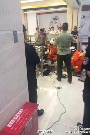 женщина провалилась в эскалатор, спасла ребенка провалилась в эскалатор, спасала ребенка затянул эскалатор