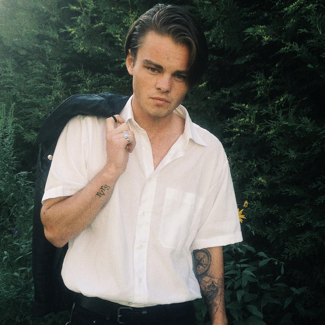  парень выглядит как молодой Леонардо Ди Каприо, двойник Леонардо Ди Каприо