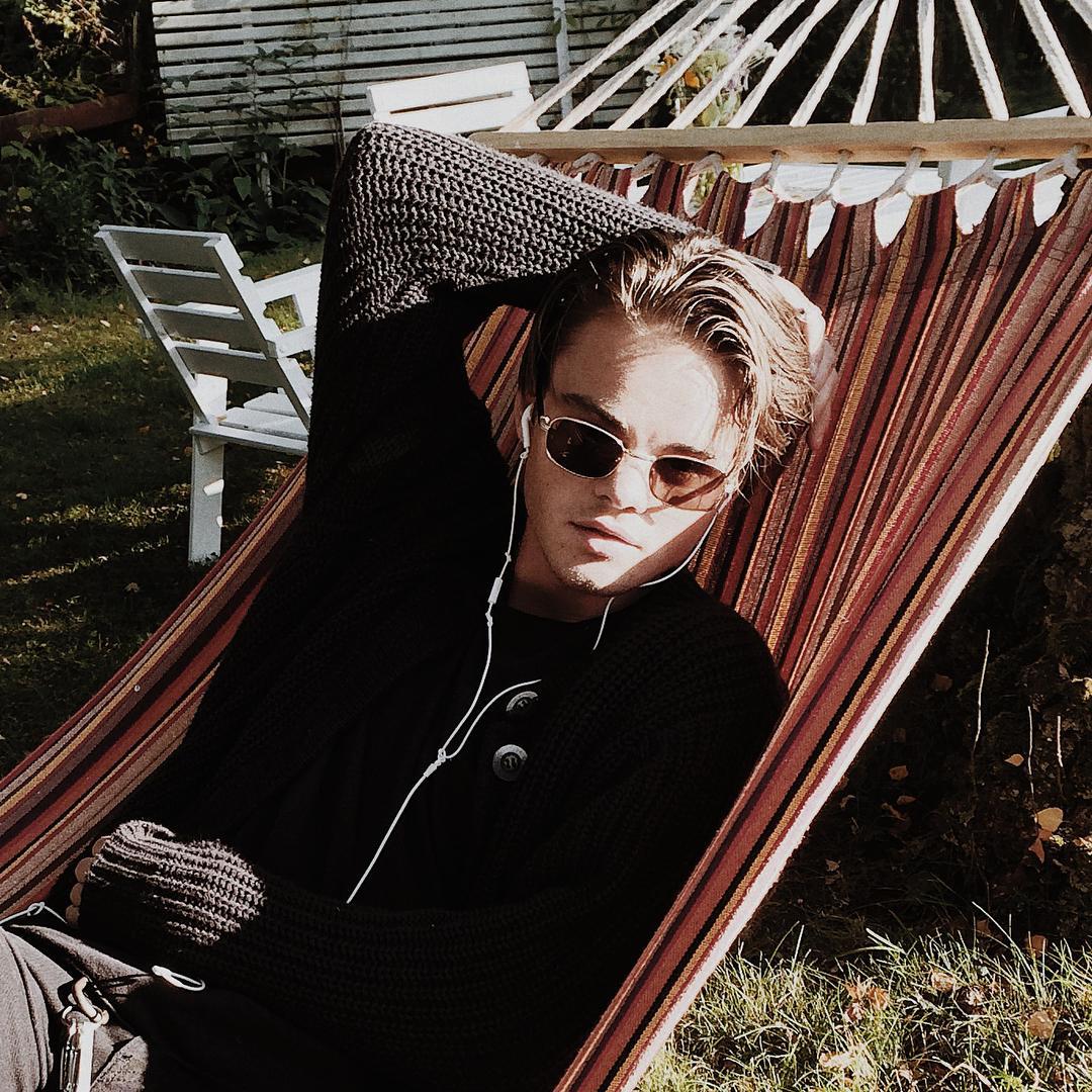  парень выглядит как молодой Леонардо Ди Каприо, двойник Леонардо Ди Каприо