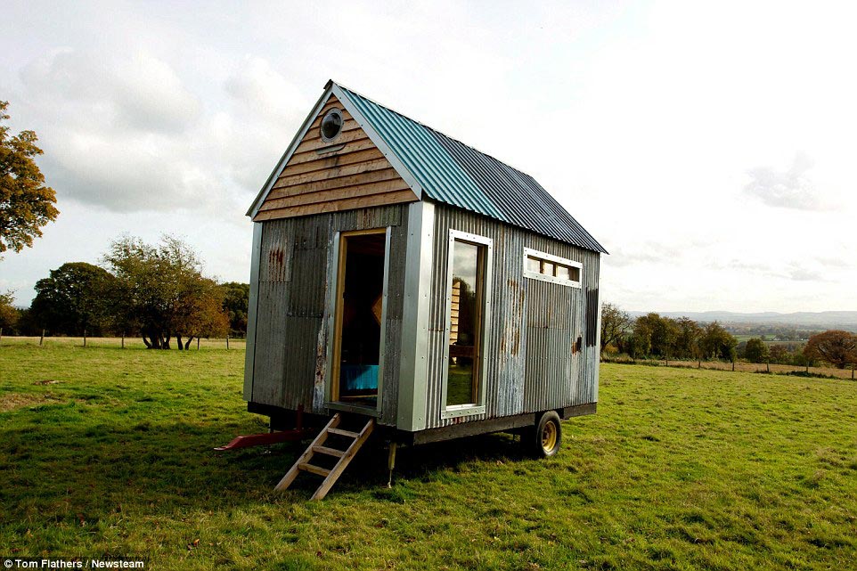 построили дом за 1500 долларов, дешевый маленький дом своими руками, крошечный дом своими руками