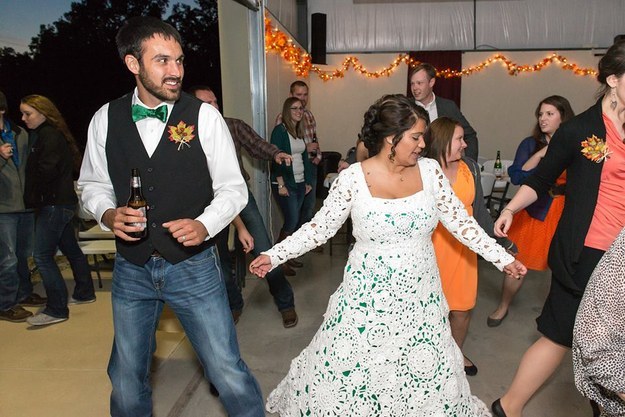 Невеста связала крючком свадебное платье, невеста связала платье за 8 месяцев