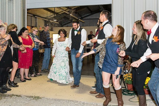 Невеста связала крючком свадебное платье, невеста связала платье за 8 месяцев