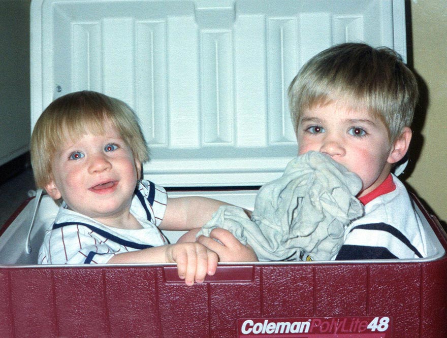 Три брата воссоздали свои детские снимки в качестве подарка для своей матери Три брата воссоздали свои детские снимки