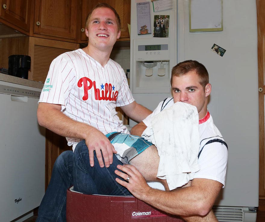 Три брата воссоздали свои детские снимки в качестве подарка для своей матери Три брата воссоздали свои детские снимки