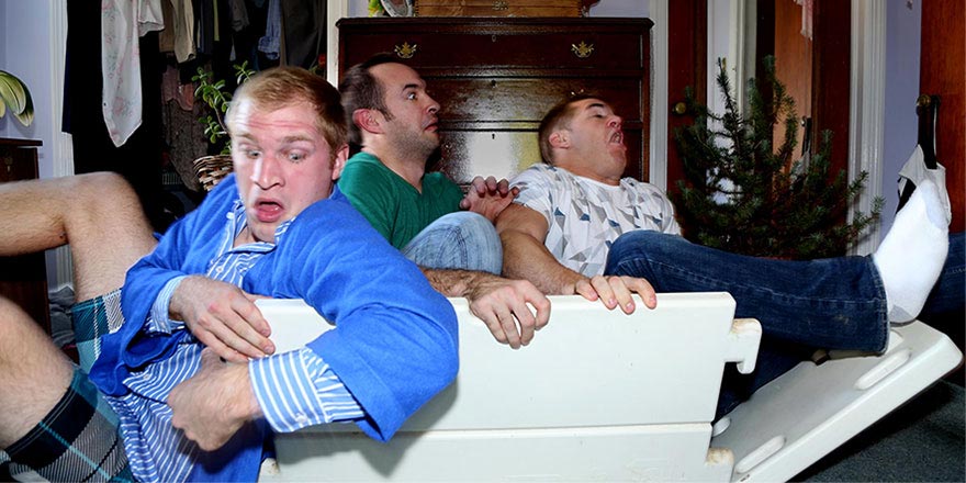 Три брата воссоздали свои детские снимки в качестве подарка для своей матери Три брата воссоздали свои детские снимки