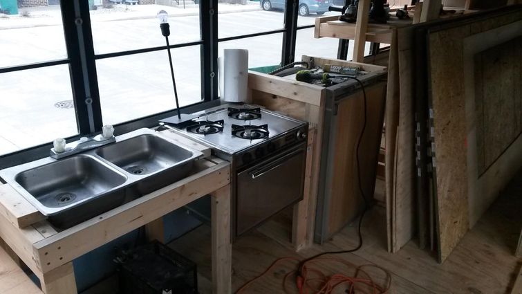 школьный автобус в дом на колесах, превратили автобус в дом на колесах, преобразование автобуса в дом на колесах