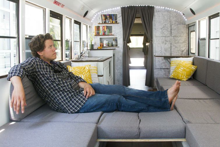 школьный автобус в дом на колесах, превратили автобус в дом на колесах, преобразование автобуса в дом на колесах