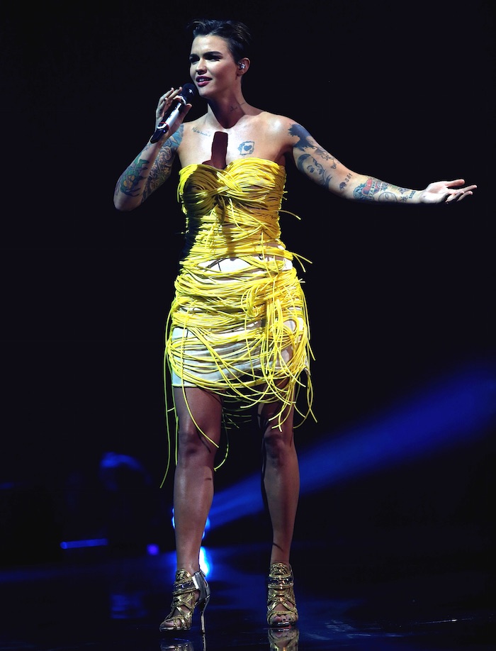 нелепые наряды звёзд, безвкусные наряды знаменитостей