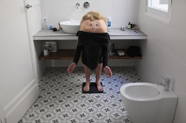 Secret Friends, AnaHell, моделей попросили нагнуться, модели нагнулись