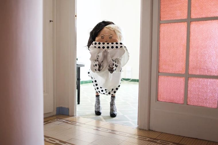 Secret Friends, AnaHell, моделей попросили нагнуться, модели нагнулись