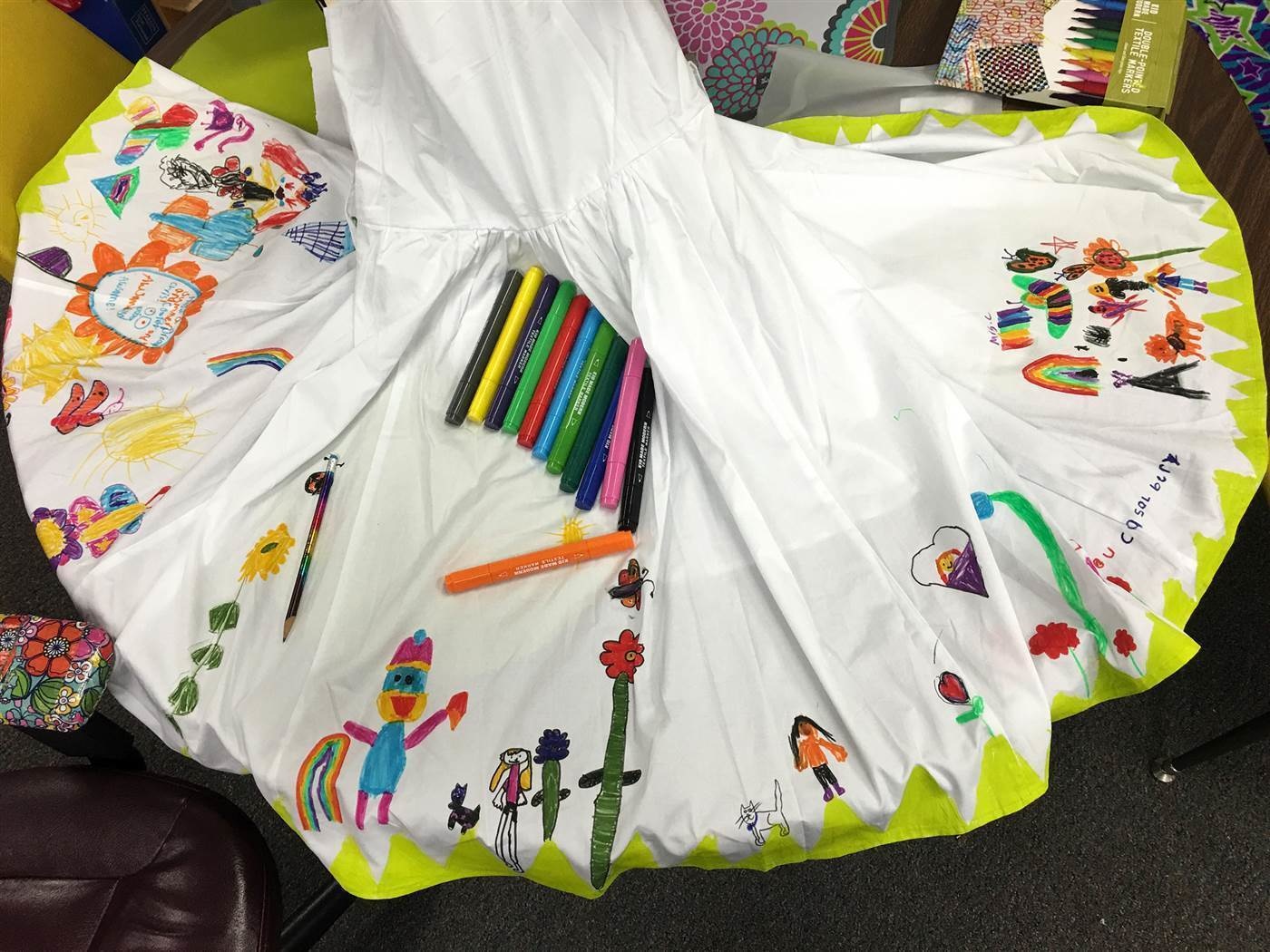 Ученики разрисовали платье учительницы, но она их за это не наказала Учительница разрешила своим ученикам разрисовать её платье, ученики разрисовали платье учительницы, Крис-Шэри Каслбури, Chris-ShaRee Castlebury