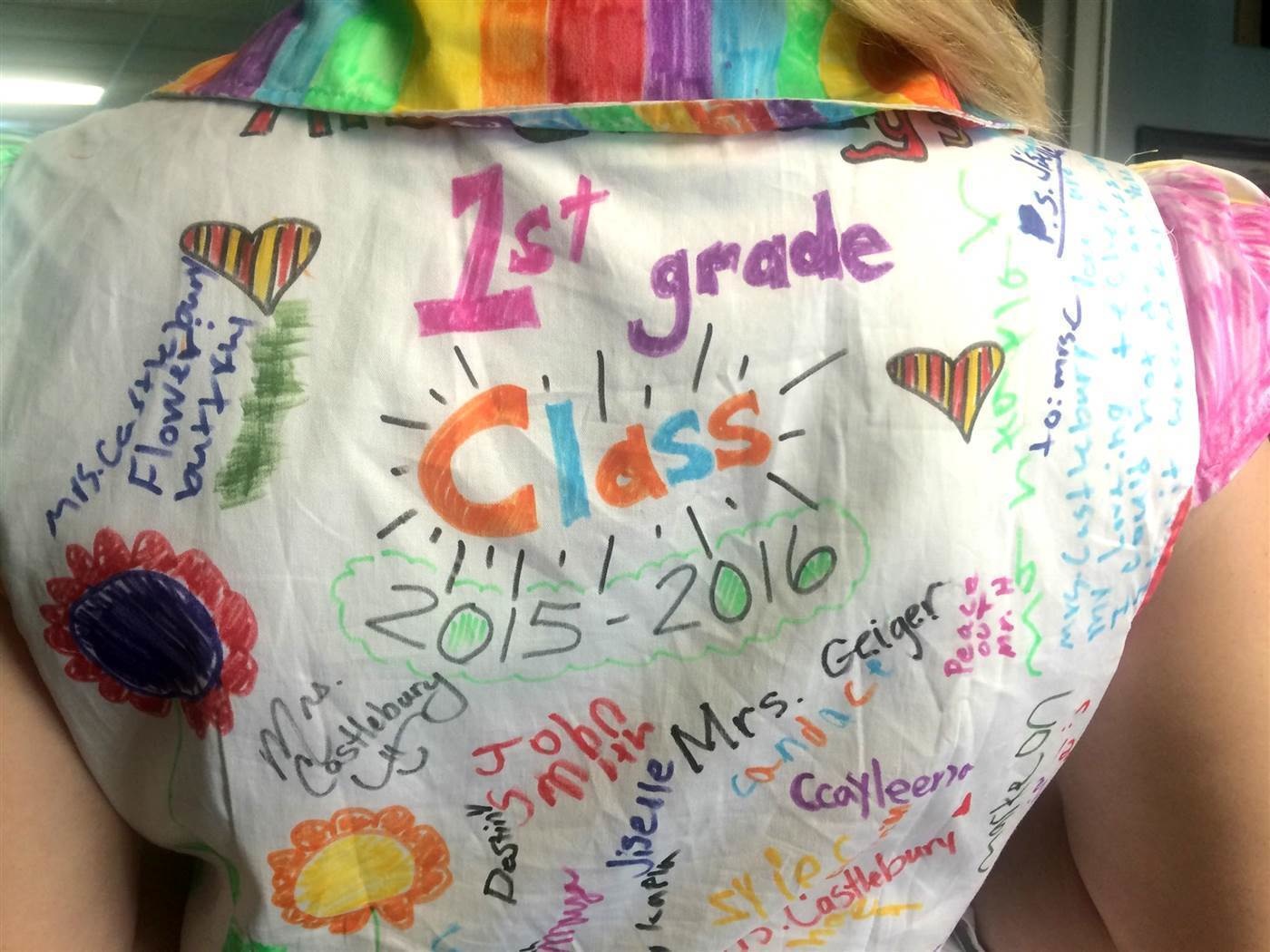 Ученики разрисовали платье учительницы, но она их за это не наказала Учительница разрешила своим ученикам разрисовать её платье, ученики разрисовали платье учительницы, Крис-Шэри Каслбури, Chris-ShaRee Castlebury