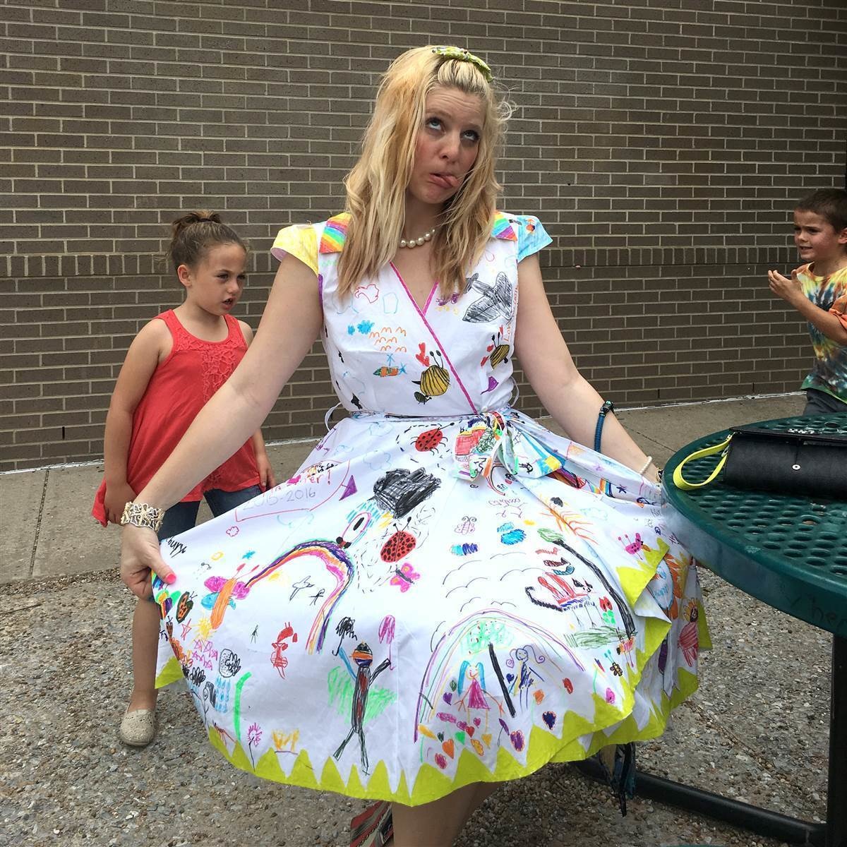 Ученики разрисовали платье учительницы, но она их за это не наказала Учительница разрешила своим ученикам разрисовать её платье, ученики разрисовали платье учительницы, Крис-Шэри Каслбури, Chris-ShaRee Castlebury