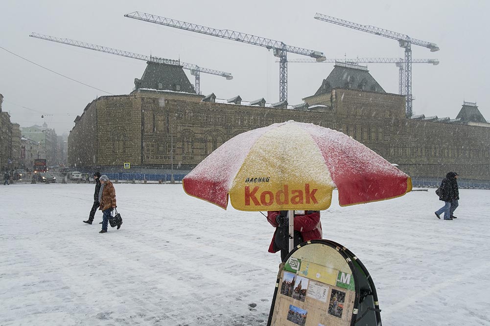 Что видит памятник, нетипичные туристические фотографии, достопримечательности снятые со спины