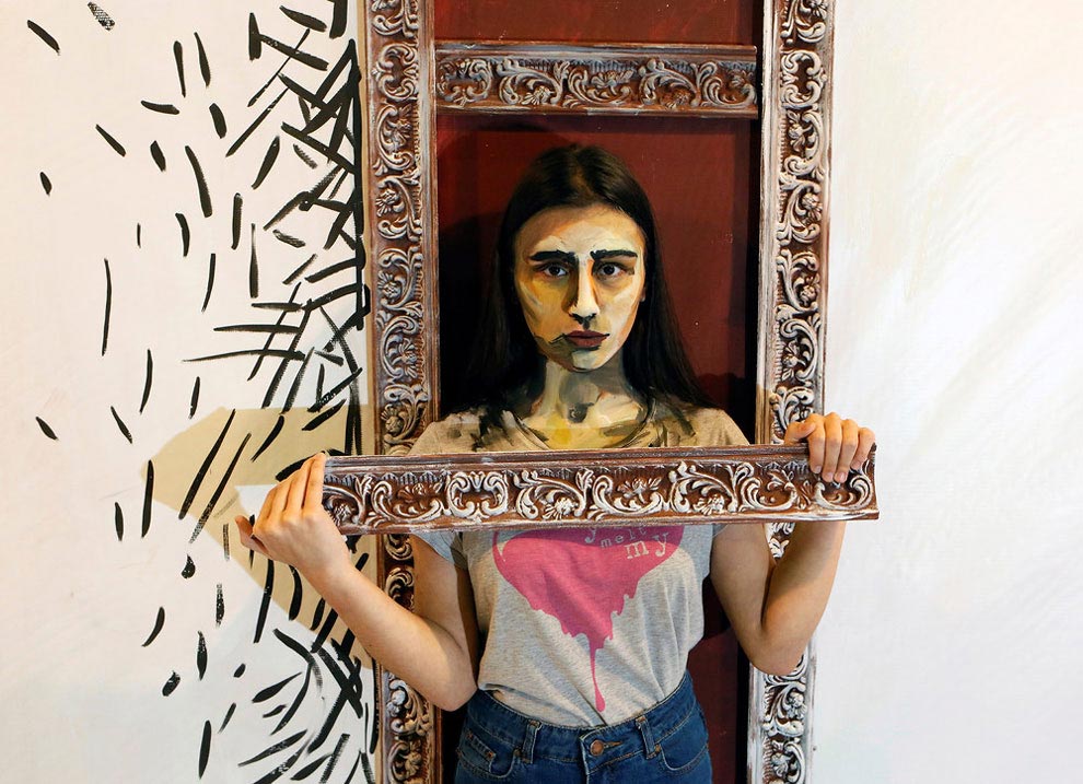 Российская художница рисует на живых моделях, модели превращенные в персонажей картин