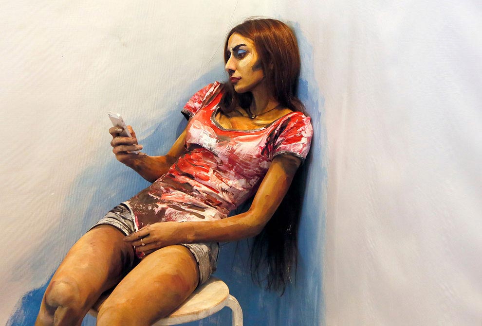 Российская художница рисует на живых моделях, модели превращенные в персонажей картин