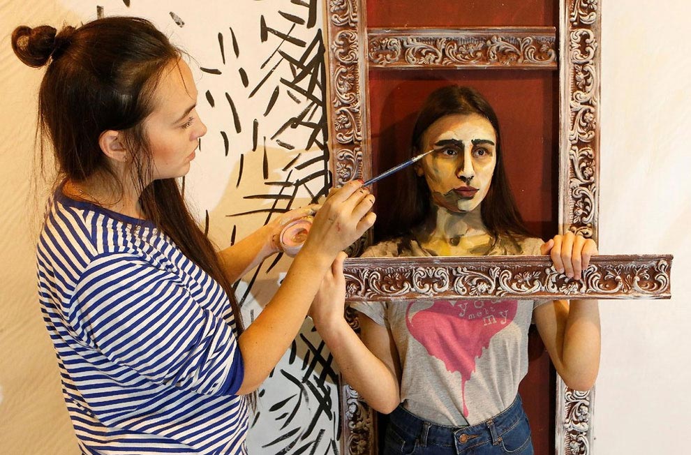 Российская художница рисует на живых моделях, модели превращенные в персонажей картин