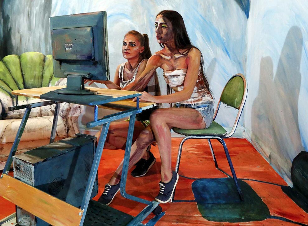 Российская художница рисует на живых моделях, модели превращенные в персонажей картин