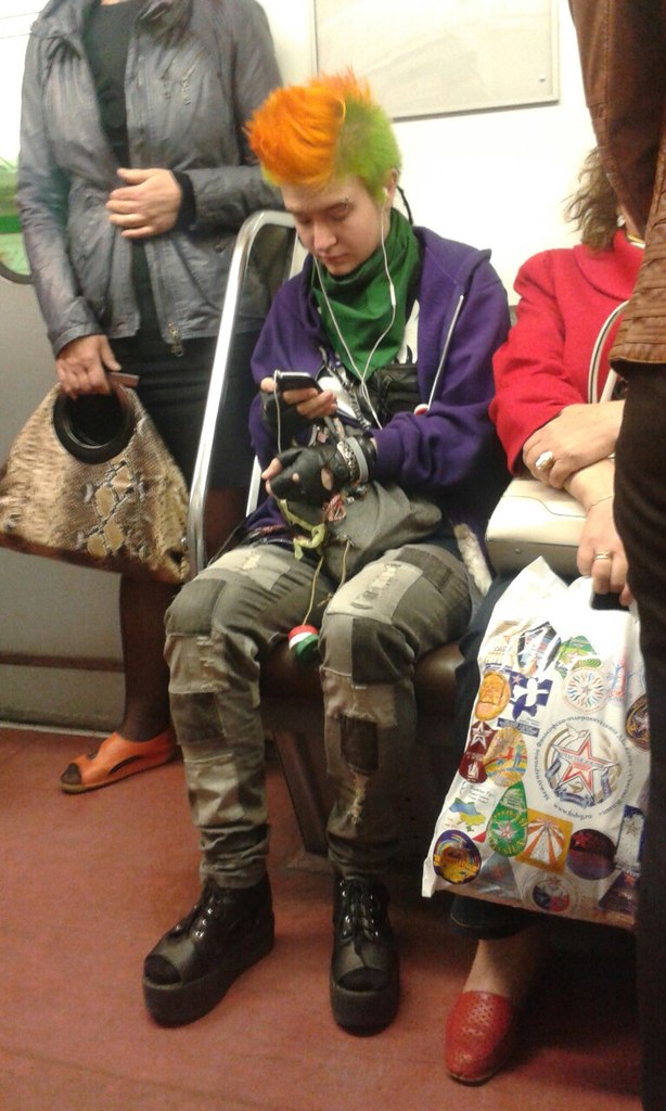 20 безумных модников, которых можно встретить в российском метро мода петербургского метро, мода метро, модники в транспорте, странные пассажиры метро