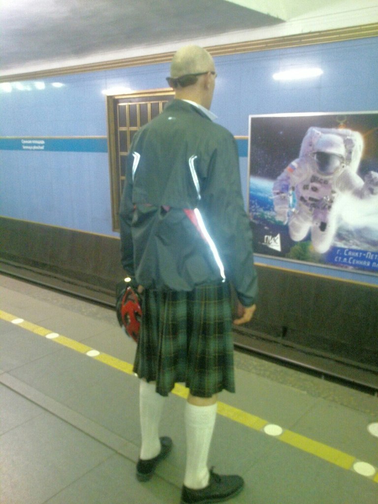 20 безумных модников, которых можно встретить в российском метро мода петербургского метро, мода метро, модники в транспорте, странные пассажиры метро