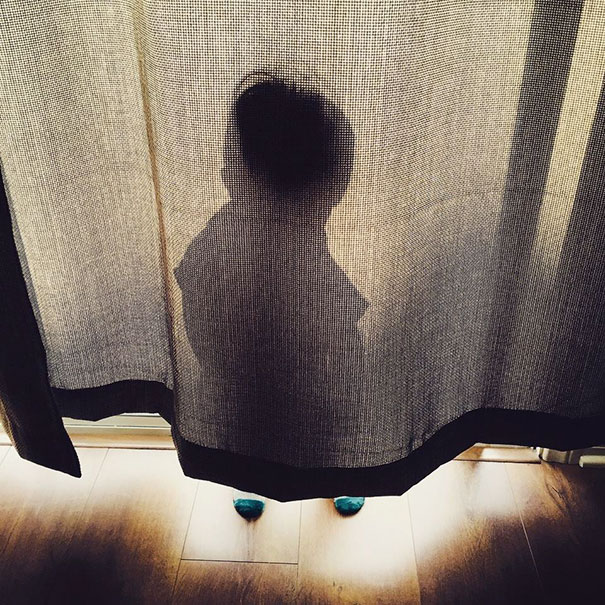 Маленькие мастера маскировки, которым нет равных в игре в прятки Маленькие мастера маскировки, дети играют в прятки