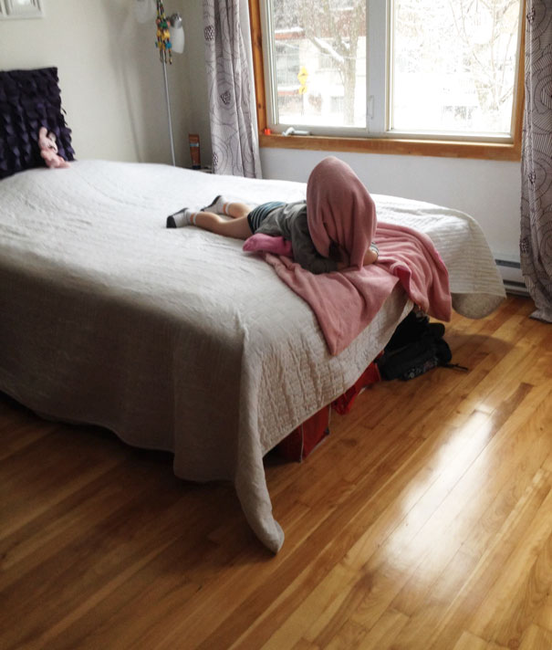 Маленькие мастера маскировки, которым нет равных в игре в прятки Маленькие мастера маскировки, дети играют в прятки