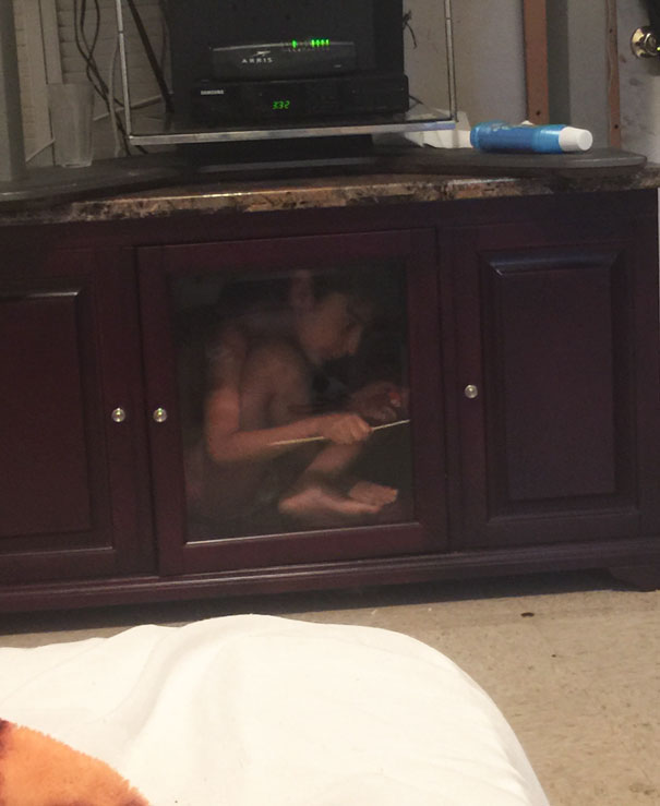 Маленькие мастера маскировки, которым нет равных в игре в прятки Маленькие мастера маскировки, дети играют в прятки