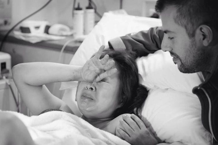 Шокированное лицо матери, которая узнала, что родила мальчика вместо девочки узнала вместо девочки мальчик, фото лица матери, родила вместо девочки мальчика