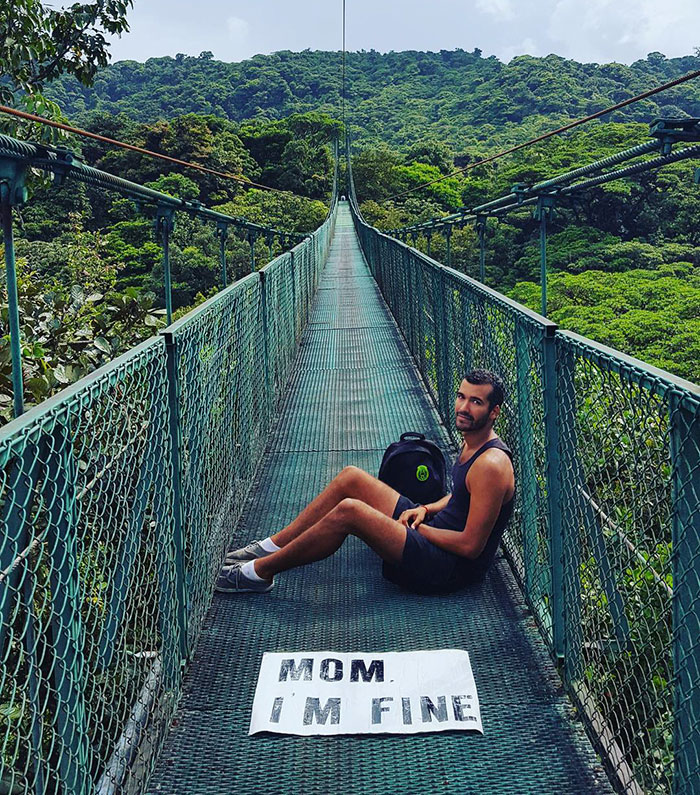 Парень путешествует по всему миру, но не забывает сообщать маме, что у него всё в порядке Мама я в порядке, Джонатан Киньонес, Jonathan Quiñonez
